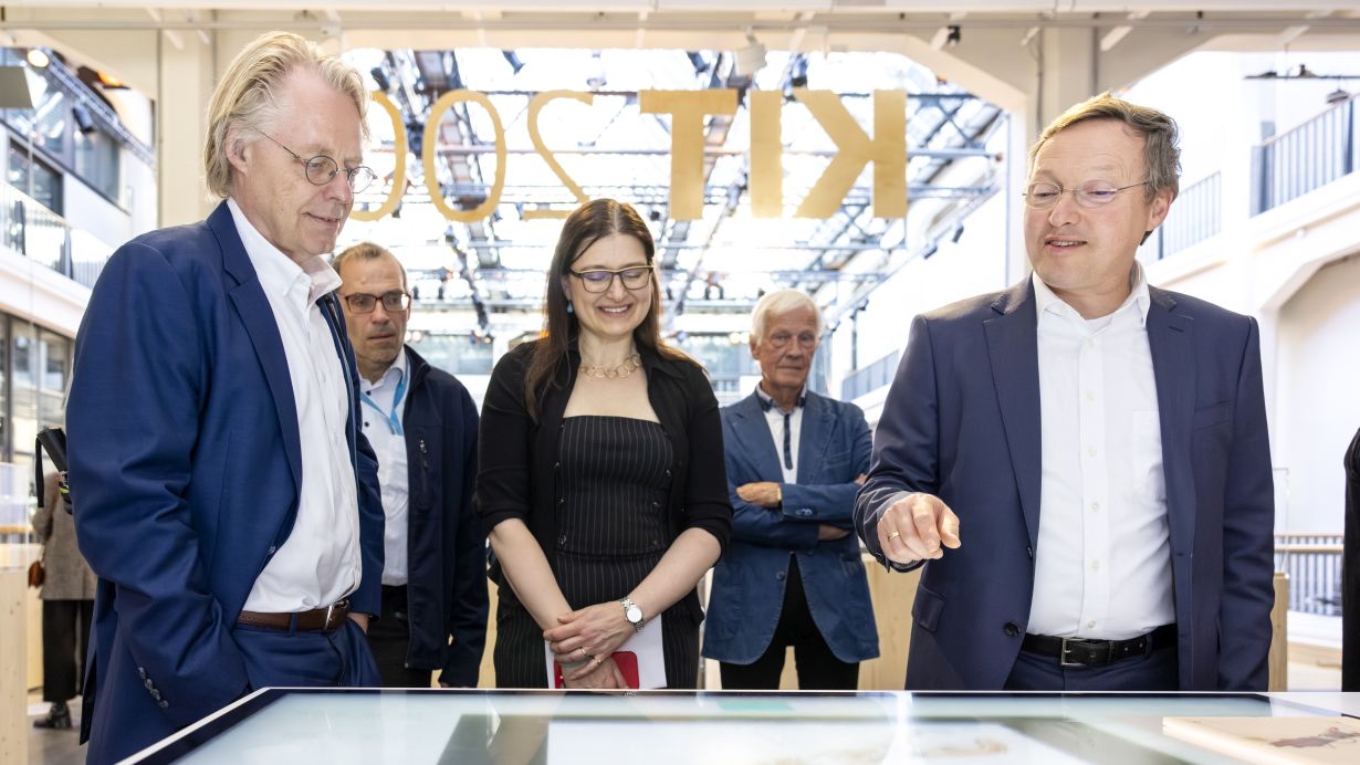2025_031_Bild1_Blick hinter die Kulissen In der Jubilaeumsausstellung die Geschichte des KIT erleben_72dpi